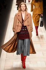 フェンディ 2017-18年秋冬コレクション - 夜明けの街は女性を儚く見せる｜写真33