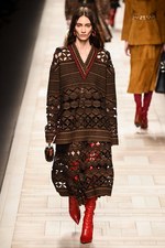 フェンディ 2017-18年秋冬コレクション - 夜明けの街は女性を儚く見せる｜写真34