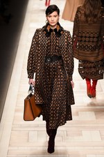 フェンディ 2017-18年秋冬コレクション - 夜明けの街は女性を儚く見せる｜写真35