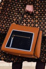 フェンディ 2017-18年秋冬コレクション - 夜明けの街は女性を儚く見せる｜写真36