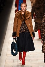 フェンディ 2017-18年秋冬コレクション - 夜明けの街は女性を儚く見せる｜写真37