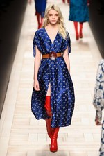 フェンディ 2017-18年秋冬コレクション - 夜明けの街は女性を儚く見せる｜写真44