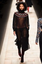 フェンディ 2017-18年秋冬コレクション - 夜明けの街は女性を儚く見せる｜写真51