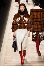 フェンディ 2017-18年秋冬コレクション - 夜明けの街は女性を儚く見せる｜写真54