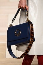 フェンディ 2017-18年秋冬コレクション - 夜明けの街は女性を儚く見せる｜写真55