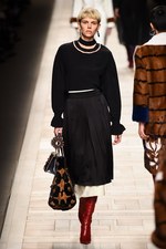 フェンディ 2017-18年秋冬コレクション - 夜明けの街は女性を儚く見せる｜写真56
