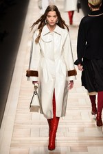 フェンディ 2017-18年秋冬コレクション - 夜明けの街は女性を儚く見せる｜写真58