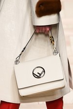 フェンディ 2017-18年秋冬コレクション - 夜明けの街は女性を儚く見せる｜写真59