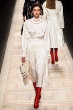 フェンディ 2017-18年秋冬コレクション - 夜明けの街は女性を儚く見せる｜写真60