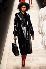 フェンディ 2017-18年秋冬コレクション - 夜明けの街は女性を儚く見せる｜写真62