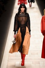 フェンディ 2017-18年秋冬コレクション - 夜明けの街は女性を儚く見せる｜写真65