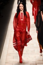 フェンディ 2017-18年秋冬コレクション - 夜明けの街は女性を儚く見せる｜写真66