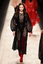 フェンディ 2017-18年秋冬コレクション - 夜明けの街は女性を儚く見せる｜写真69