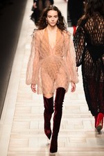 フェンディ 2017-18年秋冬コレクション - 夜明けの街は女性を儚く見せる｜写真70