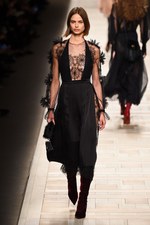 フェンディ 2017-18年秋冬コレクション - 夜明けの街は女性を儚く見せる｜写真74