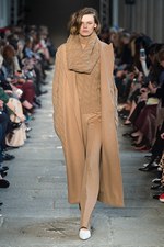 マックスマーラ 2017年秋冬コレクション - 北欧の刺激は真実への探求心をくすぐる｜写真34