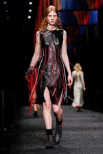 アレキサンダー・マックイーン 2017年秋冬コレクション - ウィッシュ・ツリーに祈りを込めて｜写真6