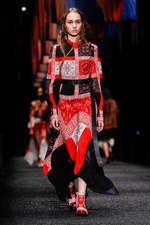 アレキサンダー・マックイーン 2017年秋冬コレクション - ウィッシュ・ツリーに祈りを込めて｜写真9