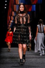 アレキサンダー・マックイーン 2017年秋冬コレクション - ウィッシュ・ツリーに祈りを込めて｜写真22