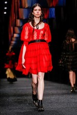 アレキサンダー・マックイーン 2017年秋冬コレクション - ウィッシュ・ツリーに祈りを込めて｜写真23