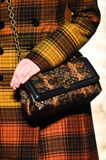 ボッテガ・ヴェネタ 2017-18年秋冬コレクション - 上質な装いの上ではエレガントな遊びを｜写真15