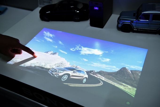 「Xperia Touch」壁や机に映されたスクリーン、タッチ操作でゲームや動画｜写真8