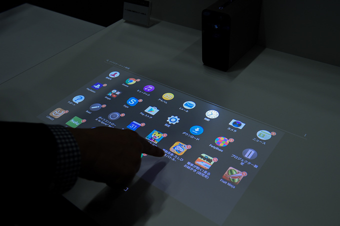 「Xperia Touch」壁や机に映されたスクリーン、タッチ操作でゲームや動画｜写真18