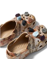 クロックス×クリストファー ケインのコラボシューズ - 定番のクロッグシューズに天然石を配して｜写真2