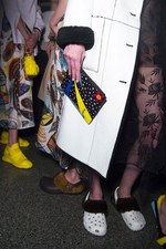 クロックス×クリストファー ケインのコラボシューズ - 定番のクロッグシューズに天然石を配して｜写真3