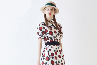 Q-pot.初のアパレルライン「Q-pot. Dress」デビュー、イチゴ柄のドレスやシャツ