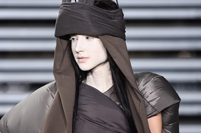 リック・オウエンス 2017年秋冬コレクション - 波立ちうねり声を上げるテキスタイル