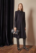 レッド ヴァレンティノ17年秋冬コレクション - 素朴なアーミッシュの装いに現代的ゴシックの一捻りを｜写真1