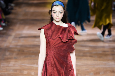 イッセイミヤケ 2017-18年秋冬コレクション - 揺らめくオーロラの光をファッションに落として