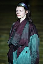 イッセイミヤケ 2017-18年秋冬コレクション - 揺らめくオーロラの光をファッションに落として｜写真2