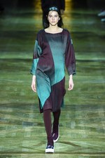 イッセイミヤケ 2017-18年秋冬コレクション - 揺らめくオーロラの光をファッションに落として｜写真3