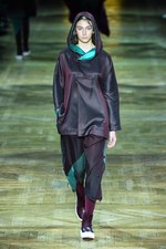 イッセイミヤケ 2017-18年秋冬コレクション - 揺らめくオーロラの光をファッションに落として｜写真4