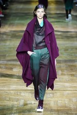 イッセイミヤケ 2017-18年秋冬コレクション - 揺らめくオーロラの光をファッションに落として｜写真5