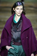 イッセイミヤケ 2017-18年秋冬コレクション - 揺らめくオーロラの光をファッションに落として｜写真6