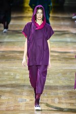 イッセイミヤケ 2017-18年秋冬コレクション - 揺らめくオーロラの光をファッションに落として｜写真7