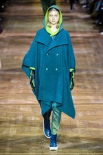 イッセイミヤケ 2017-18年秋冬コレクション - 揺らめくオーロラの光をファッションに落として｜写真8