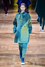 イッセイミヤケ 2017-18年秋冬コレクション - 揺らめくオーロラの光をファッションに落として｜写真9