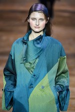 イッセイミヤケ 2017-18年秋冬コレクション - 揺らめくオーロラの光をファッションに落として｜写真10