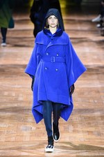 イッセイミヤケ 2017-18年秋冬コレクション - 揺らめくオーロラの光をファッションに落として｜写真11