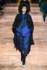 イッセイミヤケ 2017-18年秋冬コレクション - 揺らめくオーロラの光をファッションに落として｜写真12