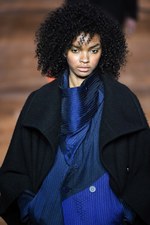 イッセイミヤケ 2017-18年秋冬コレクション - 揺らめくオーロラの光をファッションに落として｜写真13