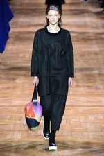 イッセイミヤケ 2017-18年秋冬コレクション - 揺らめくオーロラの光をファッションに落として｜写真14