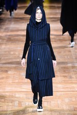 イッセイミヤケ 2017-18年秋冬コレクション - 揺らめくオーロラの光をファッションに落として｜写真16