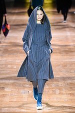 イッセイミヤケ 2017-18年秋冬コレクション - 揺らめくオーロラの光をファッションに落として｜写真17