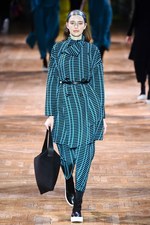 イッセイミヤケ 2017-18年秋冬コレクション - 揺らめくオーロラの光をファッションに落として｜写真18