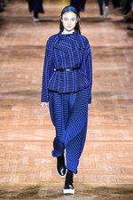 イッセイミヤケ 2017-18年秋冬コレクション - 揺らめくオーロラの光をファッションに落として｜写真20